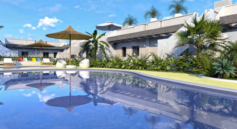Nowo wybudowane kamienice i wille bliźniacze w El Verger w pobliżu plaży