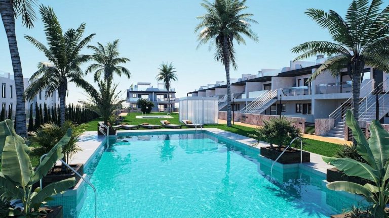 Nowe bungalowy z ogrodem lub solarium w pobliżu plaży w Pilar de la Horadada